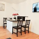 Iris Apartment In Wembley