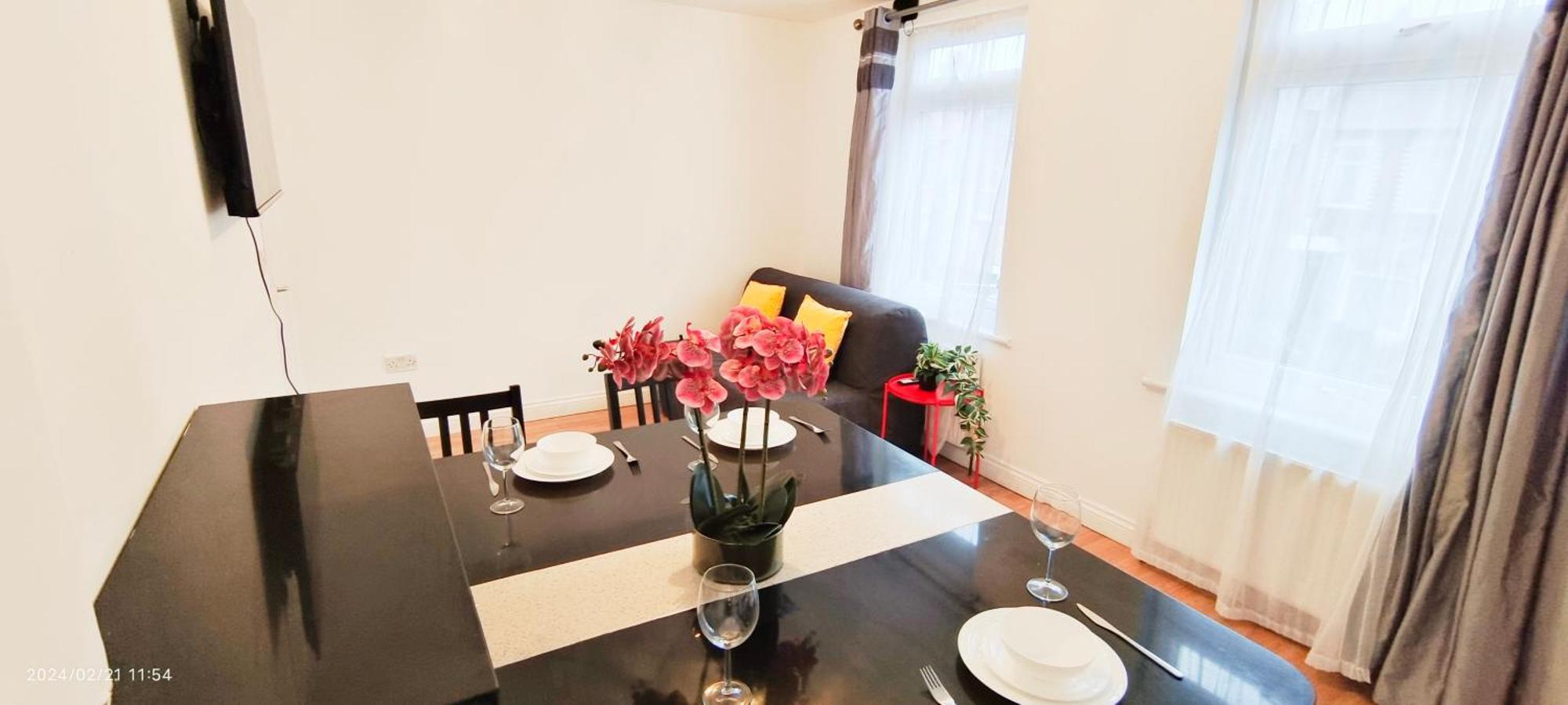 Iris In Wembley Apartment *